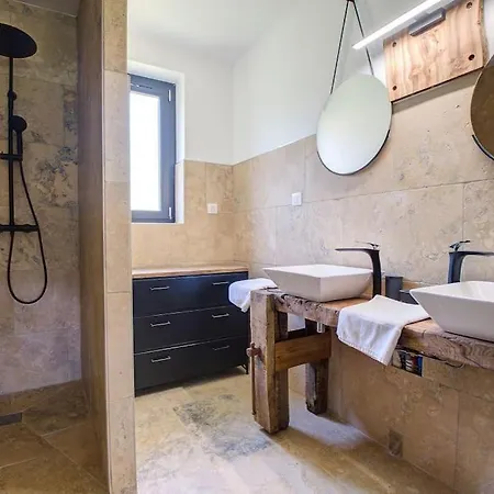 Holiday home Combe Jolie Clim, Piscine & Jacuzzi *