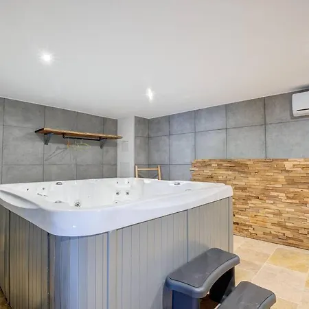 Holiday home Combe Jolie Clim, Piscine & Jacuzzi